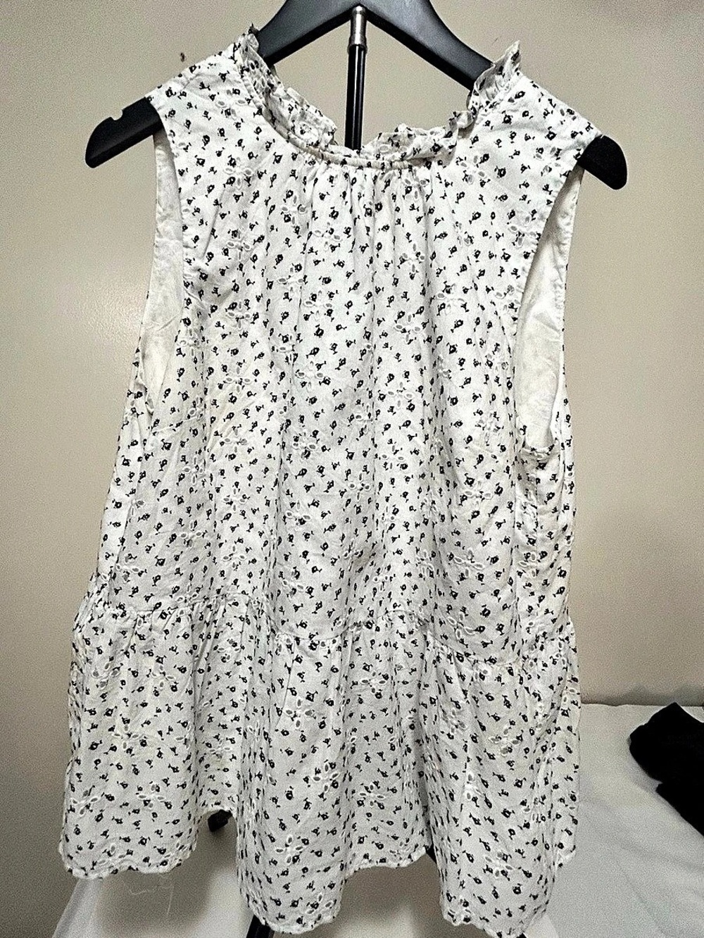 LOFT Floral Sleeveless Blouse in White & Black Size Large